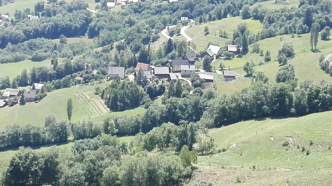 Bel appartement au rez de chaussée d'un chalet Jarrier Exterior foto